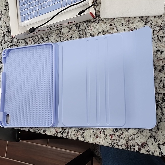 Wireless Keyboard And Case For iPad  10.9" / iPad 10th Gen. Periwinkle Blue. - Picture 3 of 6